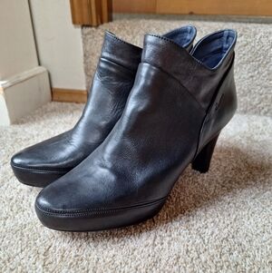 Dorking by Fluchos Womens Black Leather Booties. Size 39 (8)